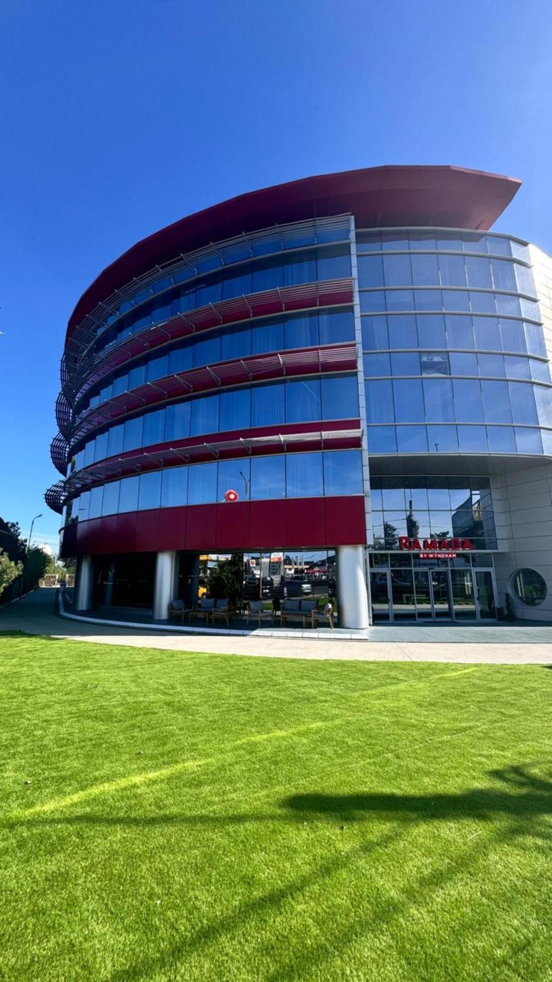 Ramada By Wyndham Bucharest Otopeni Airport Luaran gambar