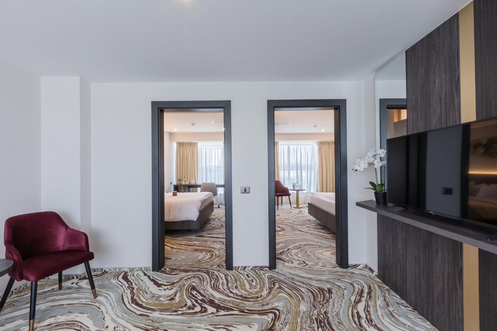 Ramada By Wyndham Bucharest Otopeni Airport Luaran gambar