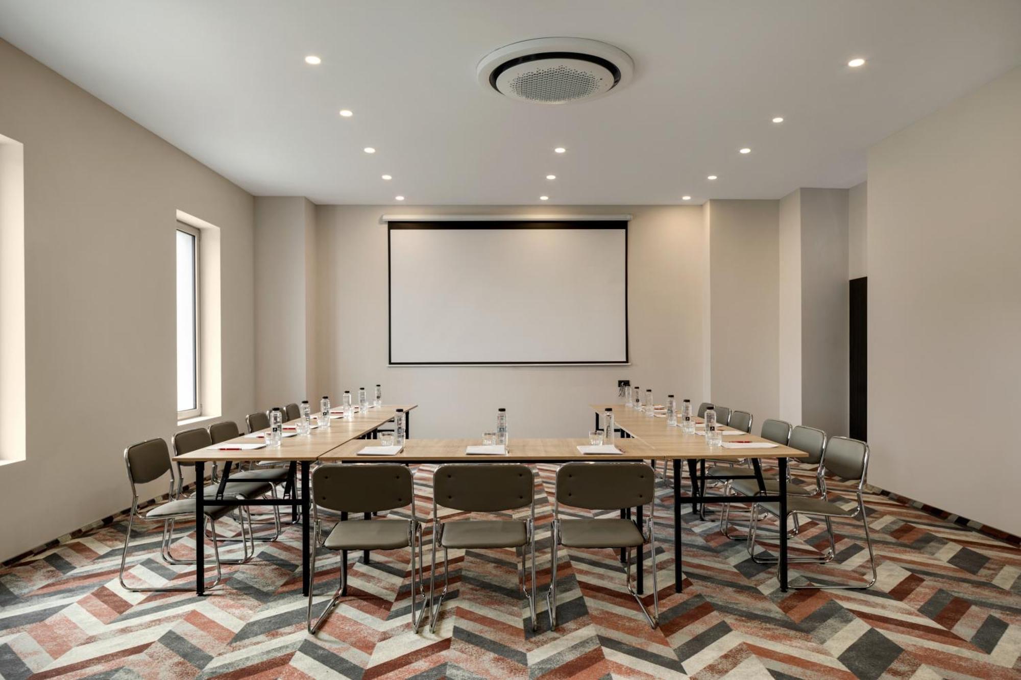 Ramada By Wyndham Bucharest Otopeni Airport Luaran gambar