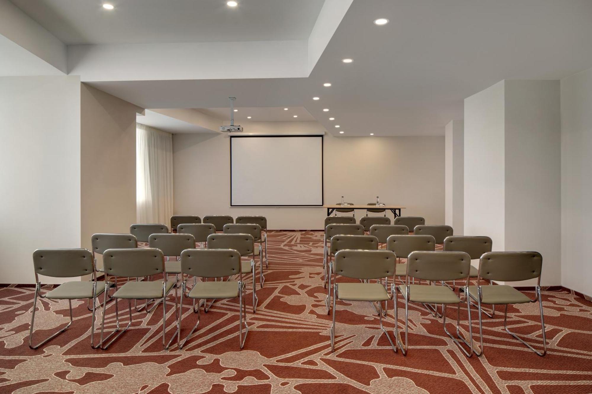 Ramada By Wyndham Bucharest Otopeni Airport Luaran gambar