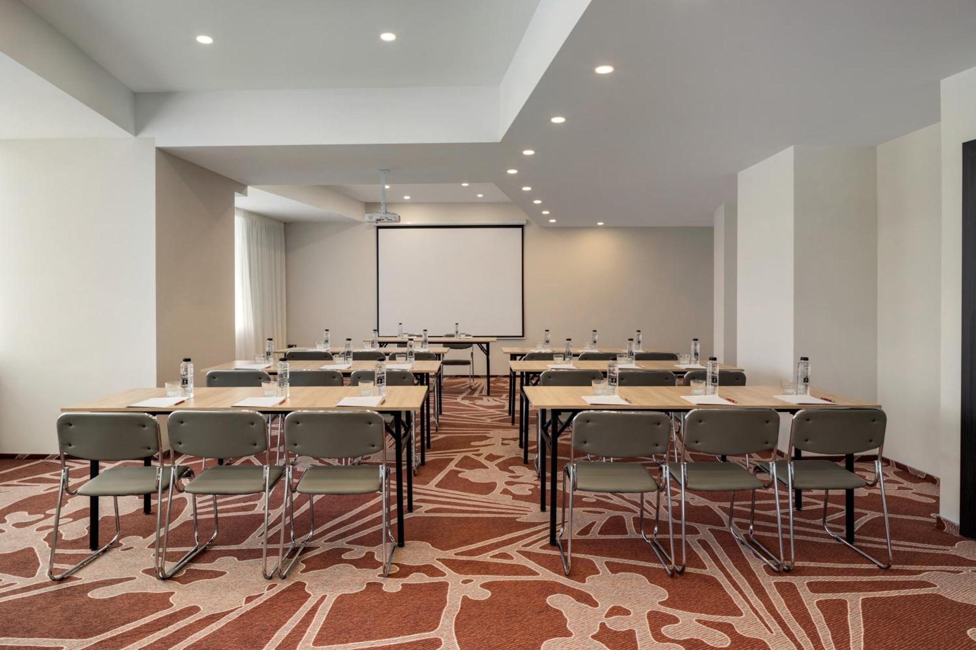 Ramada By Wyndham Bucharest Otopeni Airport Luaran gambar