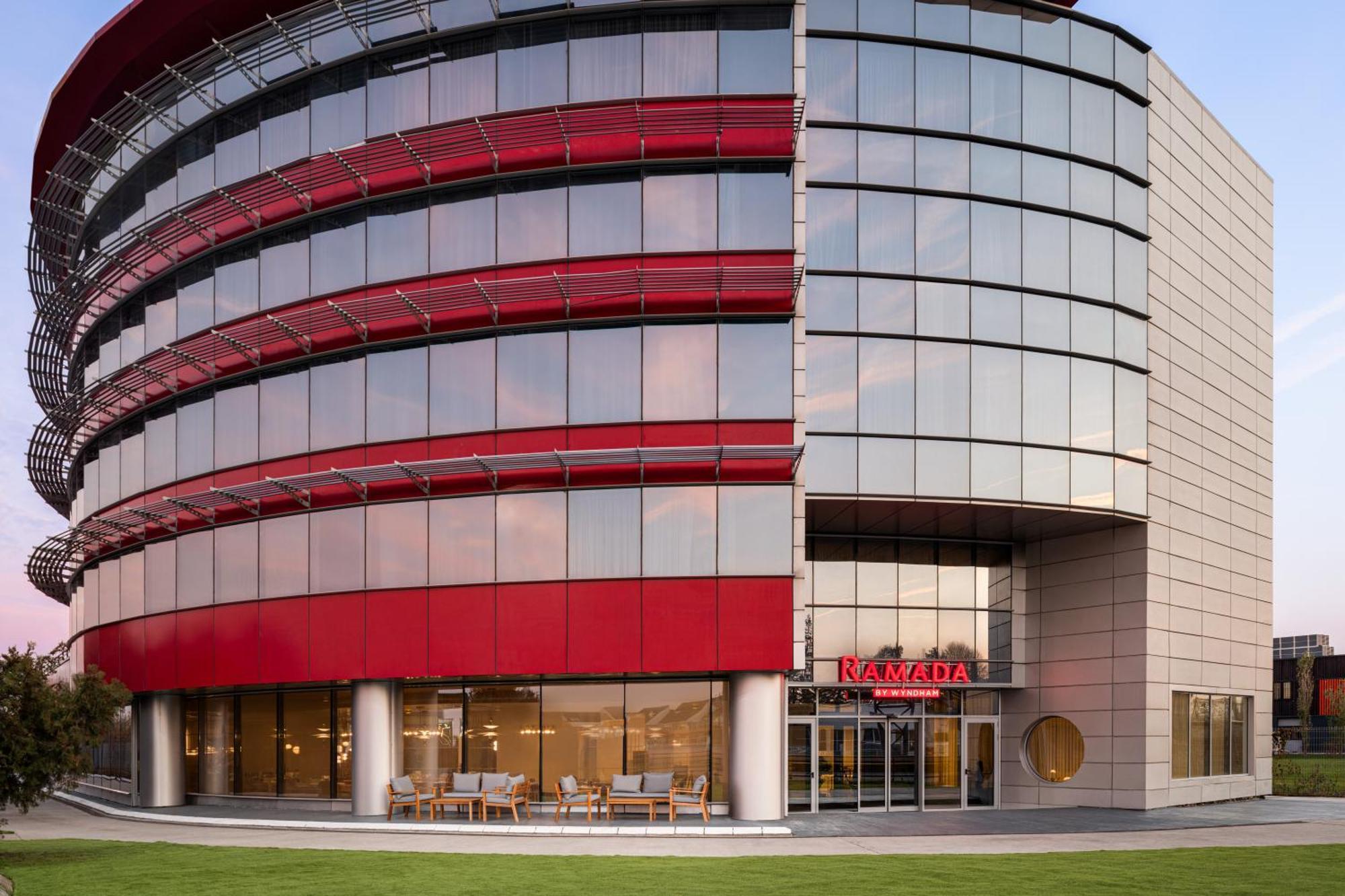 Ramada By Wyndham Bucharest Otopeni Airport Luaran gambar