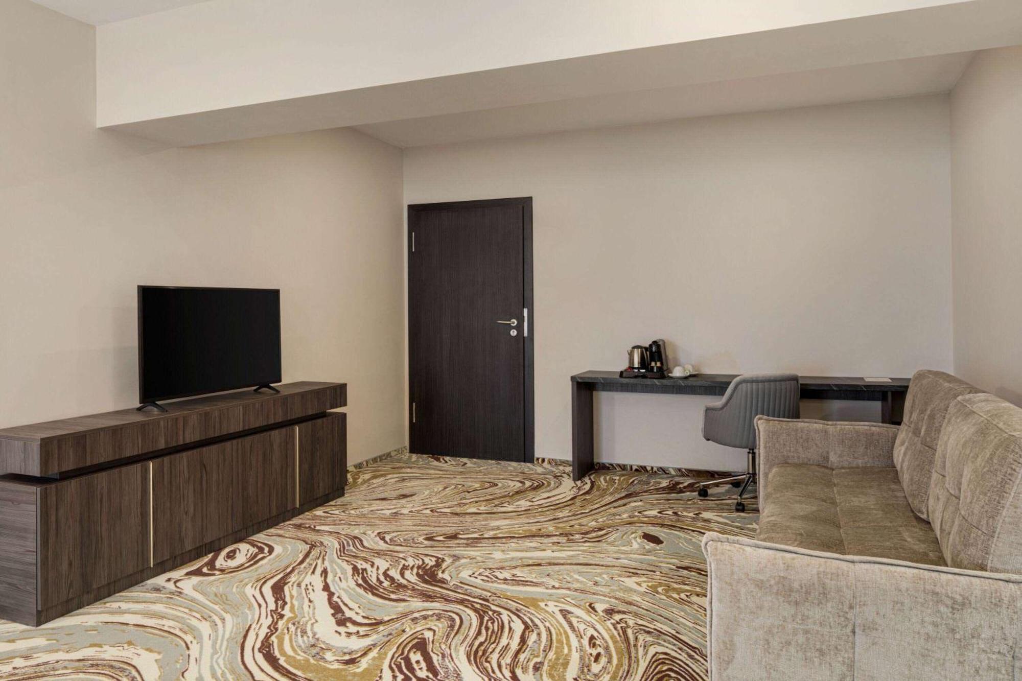 Ramada By Wyndham Bucharest Otopeni Airport Luaran gambar
