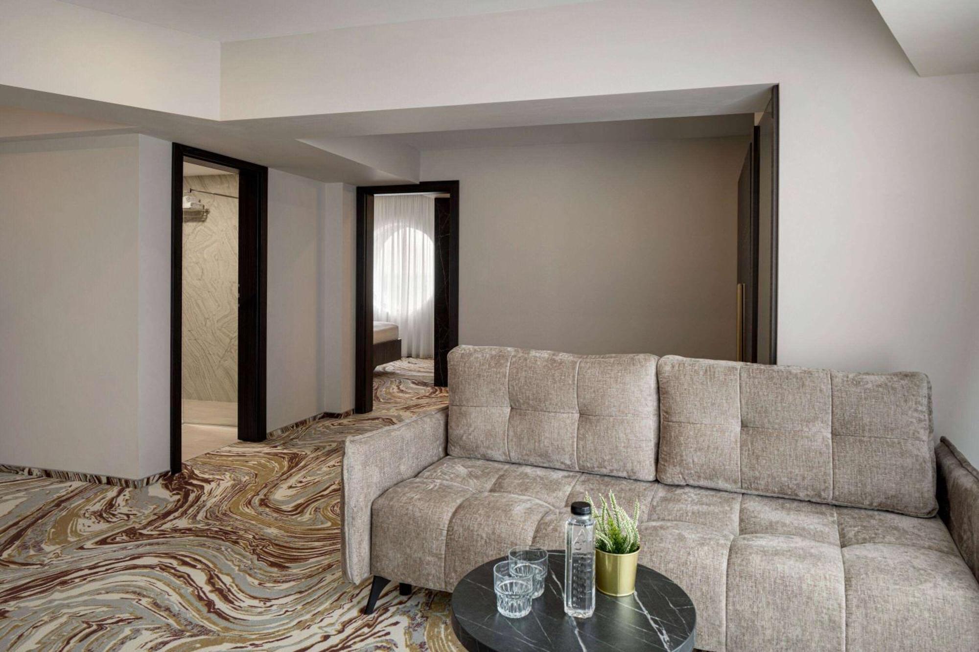 Ramada By Wyndham Bucharest Otopeni Airport Luaran gambar